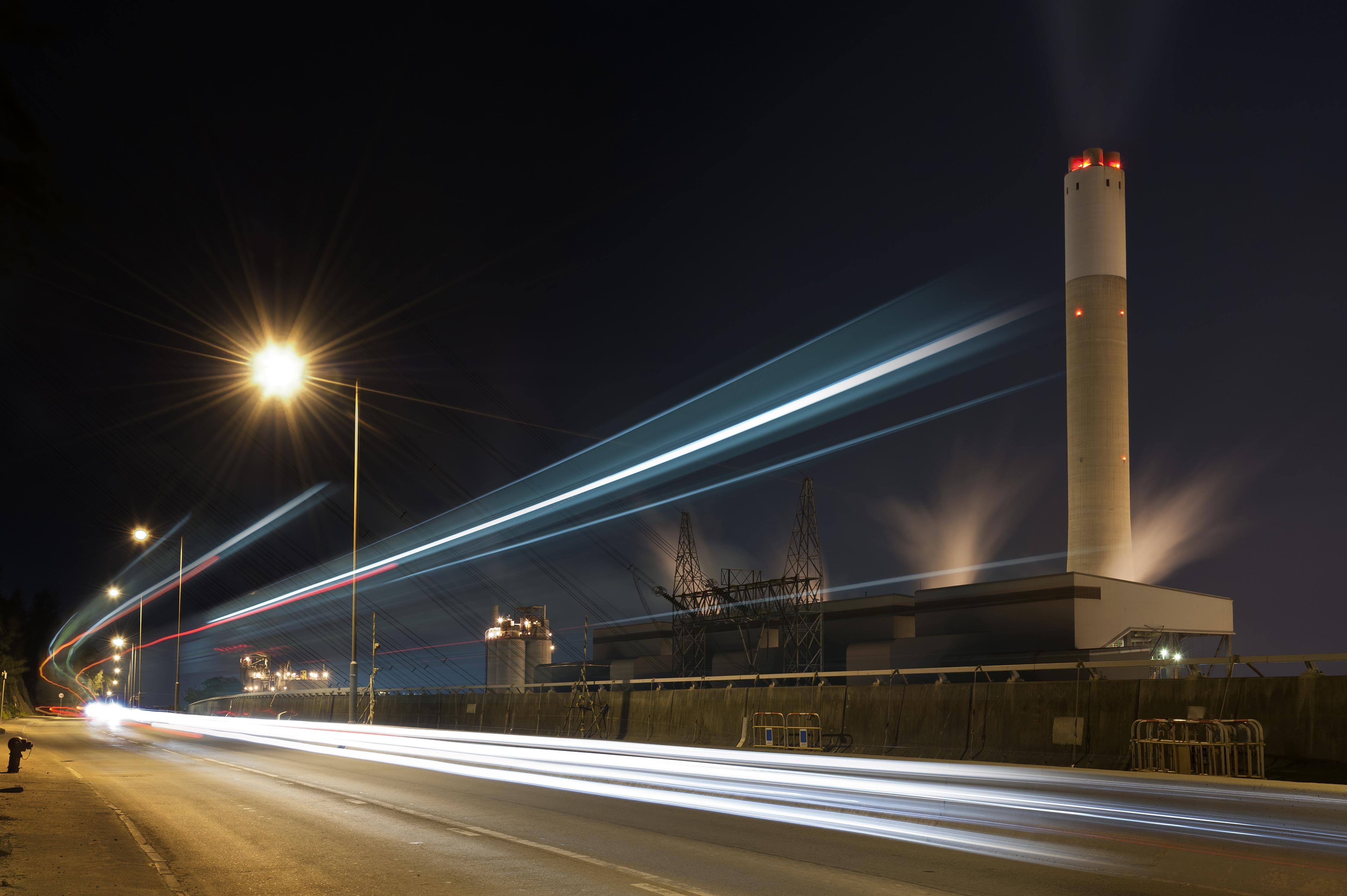 industriële site met nachtverlichting